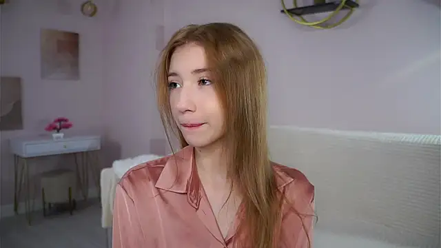 Snapshot of SunnivaCovil chatting on September 25, 2025, 2:12 pm SunnivaCovil online show from September 25, 2025, 2:12 pm