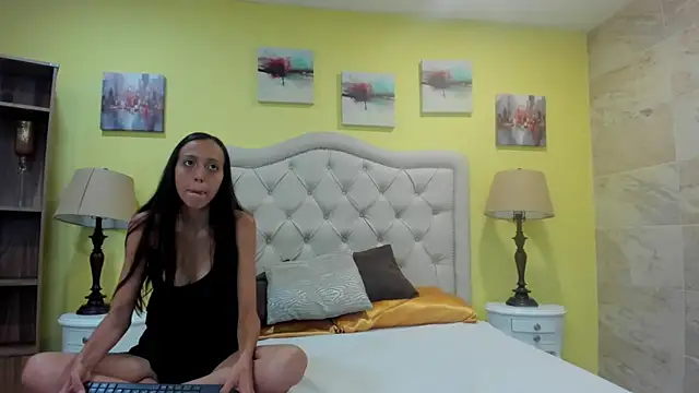 Snapshot of emily_x_charly chatting on March 18, 2025, 7:33 pm emily x charly online show from March 18, 2025, 7:33 pm