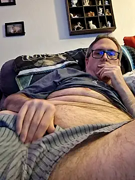 Snapshot of Smallone327 chatting on March 8, 2025, 6:32 am Smallone327 online show from March 8, 2025, 6:32 am