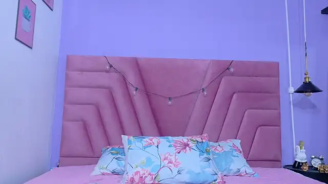 Snapshot of innocenthazel chatting on December 14, 2025, 12:33 pm innocenthazel online show from December 14, 2025, 12:33 pm