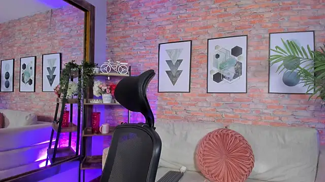 Lucia Brown  online show from October 8, 2025, 4:29 pm