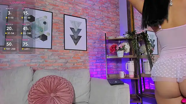 Lucia Brown  online show from September 29, 2025, 7:52 pm