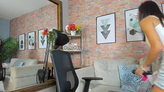 Lucia Brown  online show from October 18, 2025, 8:00 pm