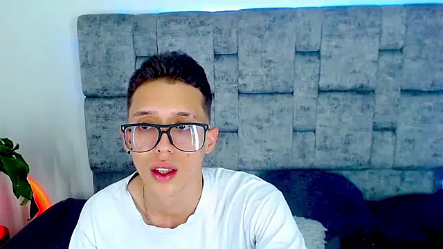 Snapshot of skinny_bigcock02 chatting on February 21, 2025, 7:32 pm skinny bigcock02 online show from February 21, 2025, 7:32 pm