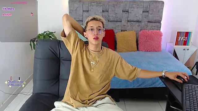 Snapshot of skinny_bigcock02 chatting on December 3, 2025, 8:52 pm skinny bigcock02 online show from December 3, 2025, 8:52 pm