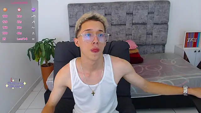 Snapshot of skinny_bigcock02 chatting on December 2, 2025, 8:43 pm skinny bigcock02 online show from December 2, 2025, 8:43 pm