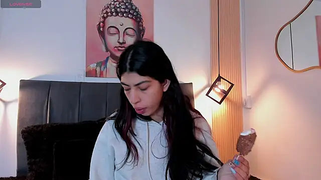 Snapshot of Cassie_bloom chatting on November 9, 2025, 8:02 pm Cassie bloom online show from November 9, 2025, 8:02 pm