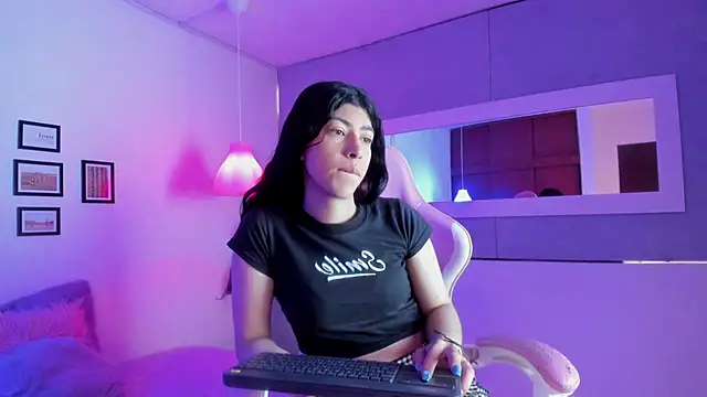 Snapshot of Cassie_bloom chatting on November 5, 2025, 8:34 pm Cassie bloom online show from November 5, 2025, 8:34 pm