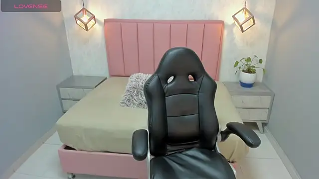 Snapshot of MEGANZARICK chatting on October 6, 2025, 12:50 pm MEGANZARICK online show from October 6, 2025, 12:50 pm