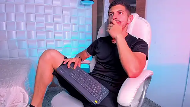 AlejandroStormm online show from December 5, 2025, 8:17 pm