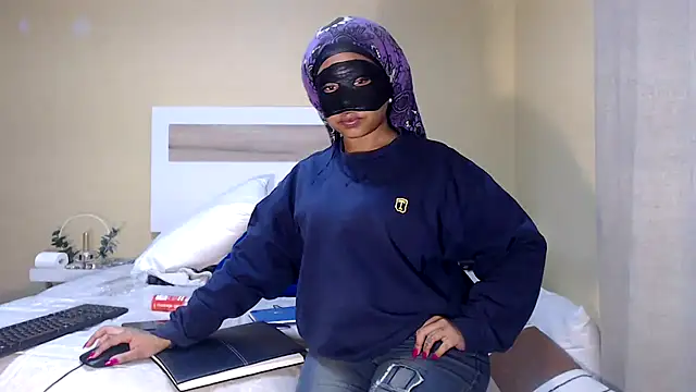 Snapshot of Bee_Bella1 chatting on June 29, 2026, 4:50 pm Bee Bella1 online show from June 29, 2026, 4:50 pm