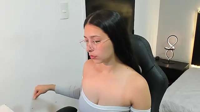 angeline davies online show from November 6, 2025, 3:43 am