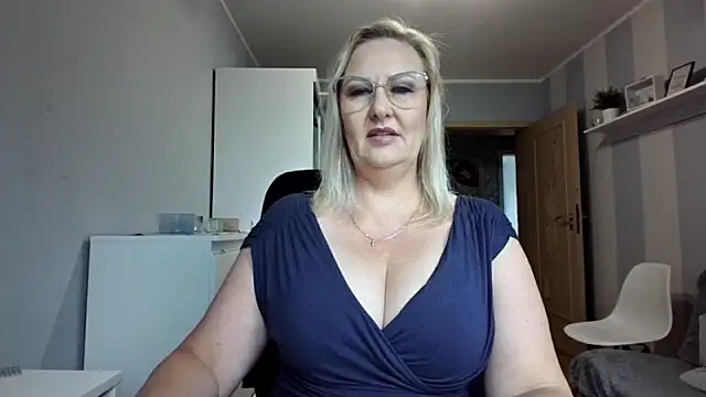 Snapshot of DianaLive chatting on July 1, 2026, 8:14 am DianaLive online show from July 1, 2026, 8:14 am