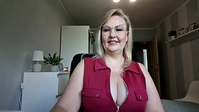 Snapshot of DianaLive chatting on July 9, 2026, 7:20 am DianaLive online show from July 9, 2026, 7:20 am