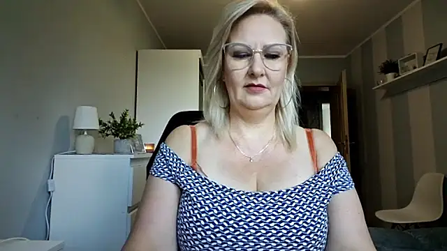 Snapshot of DianaLive chatting on July 8, 2026, 7:53 am DianaLive online show from July 8, 2026, 7:53 am