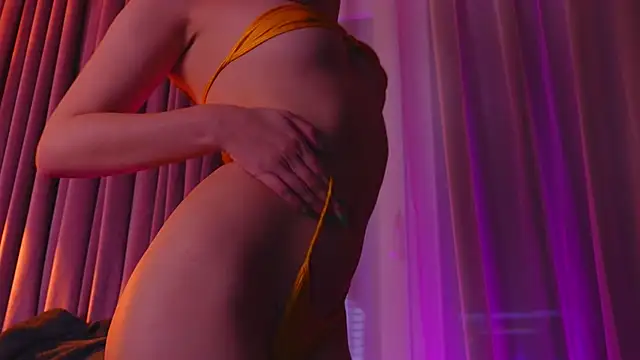 Snapshot of IsoldeBlis chatting on October 15, 2025, 8:28 pm IsoldeBlis online show from October 15, 2025, 8:28 pm