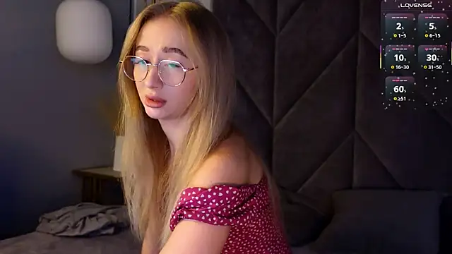 Snapshot of VictoriaLights chatting on December 5, 2025, 6:12 am VictoriaLights online show from December 5, 2025, 6:12 am