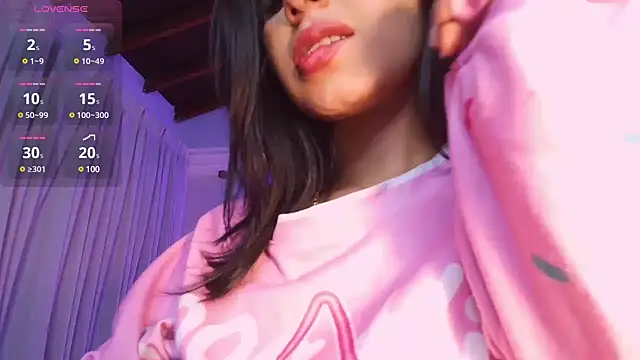 hannah thomson  online show from March 17, 2025, 10:29 pm