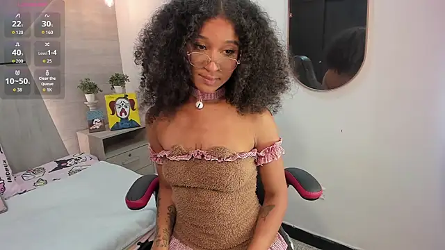 Snapshot of Layla_Clarke chatting on November 18, 2025, 3:32 am Layla Clarke online show from November 18, 2025, 3:32 am