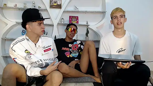 Snapshot of KING_OFF_BOYS chatting on December 2, 2025, 1:35 pm KING OFF BOYS online show from December 2, 2025, 1:35 pm