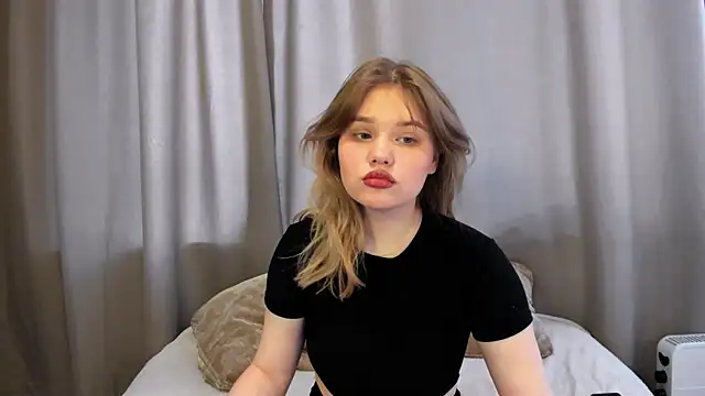 Snapshot of LaseyMoon chatting on February 28, 2025, 1:26 am LaseyMoon online show from February 28, 2025, 1:26 am