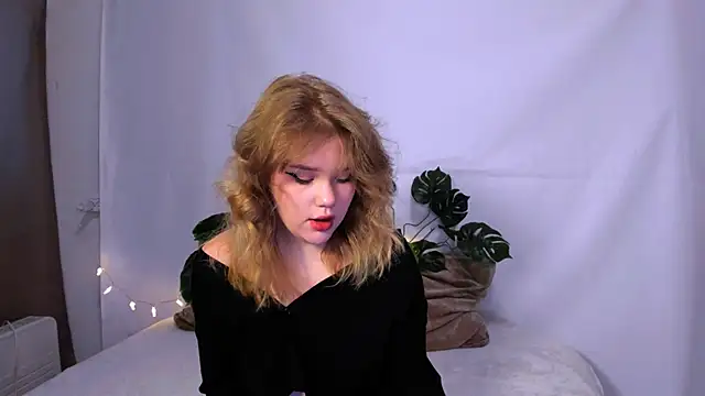 Snapshot of LaseyMoon chatting on March 2, 2025, 1:15 am LaseyMoon online show from March 2, 2025, 1:15 am