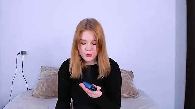 Snapshot of LaseyMoon chatting on October 25, 2025, 2:11 am LaseyMoon online show from October 25, 2025, 2:11 am