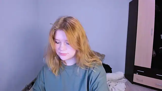 Snapshot of LaseyMoon chatting on November 10, 2025, 1:32 am LaseyMoon online show from November 10, 2025, 1:32 am