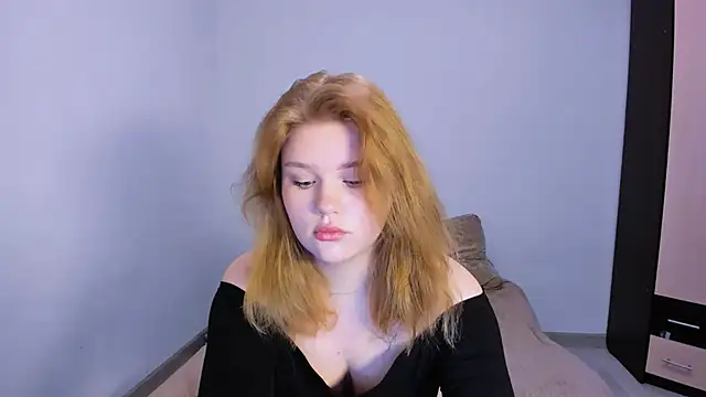 Snapshot of LaseyMoon chatting on November 19, 2025, 1:38 am LaseyMoon online show from November 19, 2025, 1:38 am