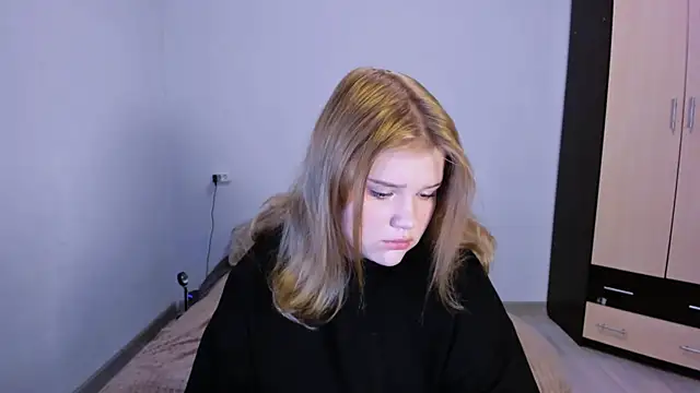 Snapshot of LaseyMoon chatting on November 23, 2025, 1:48 am LaseyMoon online show from November 23, 2025, 1:48 am