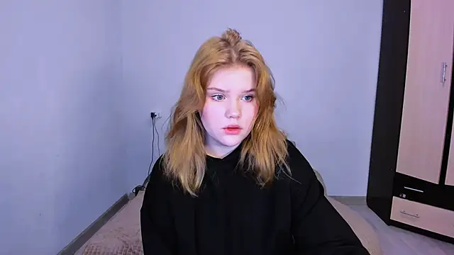 Snapshot of LaseyMoon chatting on November 26, 2025, 1:38 am LaseyMoon online show from November 26, 2025, 1:38 am