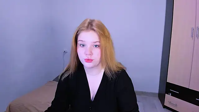 Snapshot of LaseyMoon chatting on December 4, 2025, 1:37 am LaseyMoon online show from December 4, 2025, 1:37 am