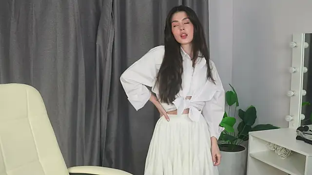 ArletteBiddix online show from March 6, 2025, 11:14 am