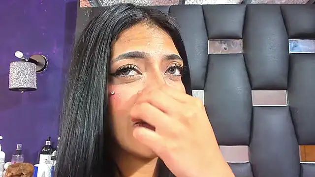 Snapshot of EMYCLARK01 chatting on December 4, 2025, 3:33 pm EMYCLARK01 online show from December 4, 2025, 3:33 pm