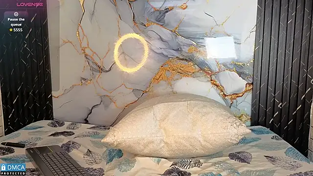 Snapshot of MaeveKuro chatting on November 10, 2025, 3:44 am MaeveKuro online show from November 10, 2025, 3:44 am