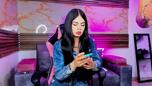 Snapshot of Cloe_roouse chatting on May 1, 2026, 11:43 pm Cloe roouse online show from May 1, 2026, 11:43 pm