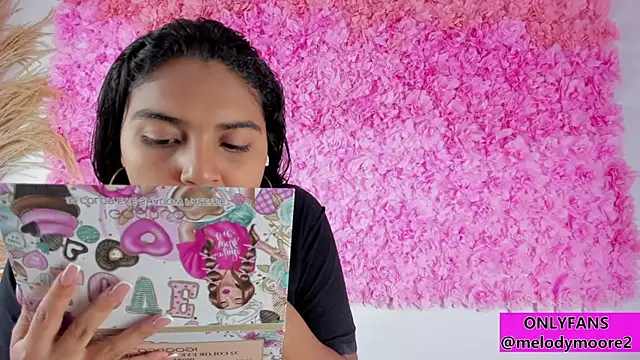 Snapshot of Melodymoore_ chatting on November 19, 2025, 10:21 pm Melodymoore online show from November 19, 2025, 10:21 pm