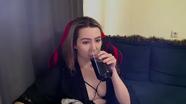 Snapshot of meganluss chatting on December 2, 2025, 6:48 am meganluss online show from December 2, 2025, 6:48 am