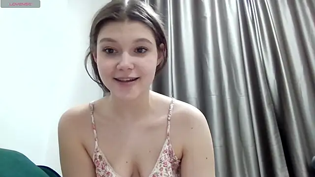 Snapshot of Kelly_Ember chatting on December 13, 2025, 8:04 pm Kelly Ember online show from December 13, 2025, 8:04 pm