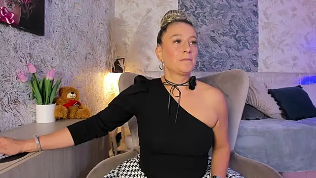 Liannaa  online show from February 2, 2026, 7:35 pm