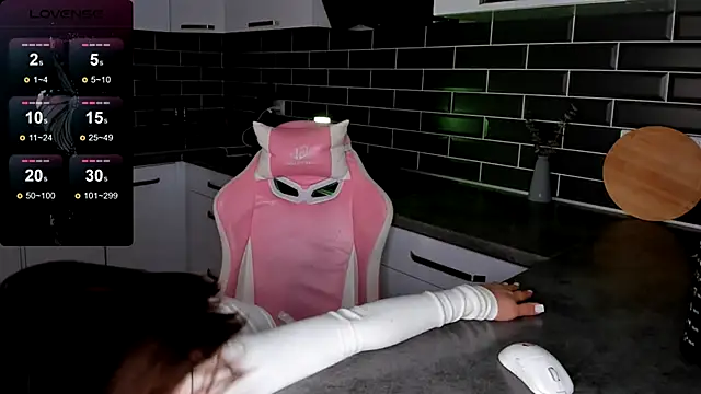 ShaiyaMinn3 online show from December 19, 2025, 5:37 pm