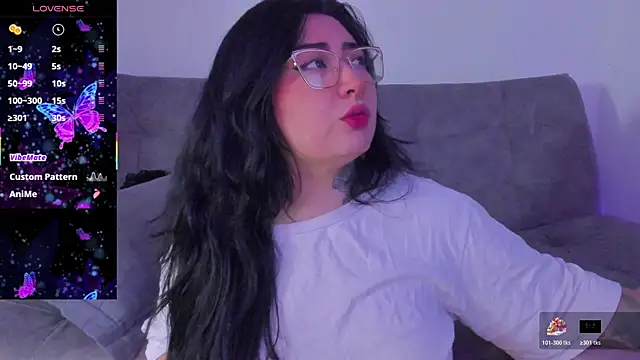 Curvybaddie99 online show from April 9, 2026, 5:52 pm