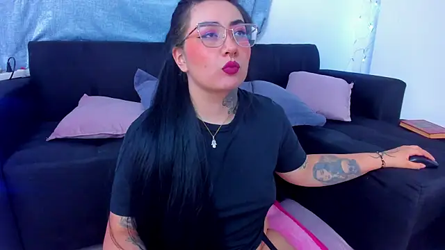 Snapshot of Curvybaddie99 chatting on November 6, 2025, 2:37 am Curvybaddie99 online show from November 6, 2025, 2:37 am