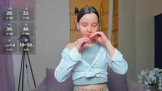 Snapshot of EdinaCordner chatting on October 5, 2025, 11:45 am EdinaCordner online show from October 5, 2025, 11:45 am