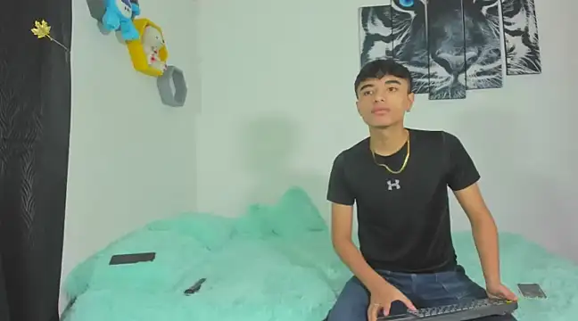 Snapshot of Maxxi_hot23 chatting on March 9, 2025, 12:31 pm Maxxi hot23 online show from March 9, 2025, 12:31 pm