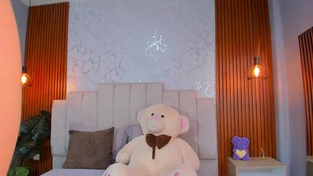 ScarlettWallace online show from November 17, 2025, 4:44 pm