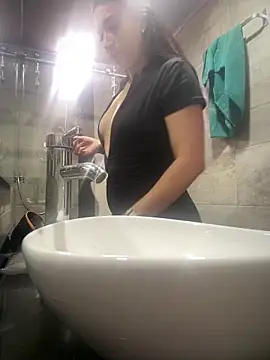 Snapshot of Mila_LS chatting on November 6, 2025, 1:04 pm Mila LS online show from November 6, 2025, 1:04 pm