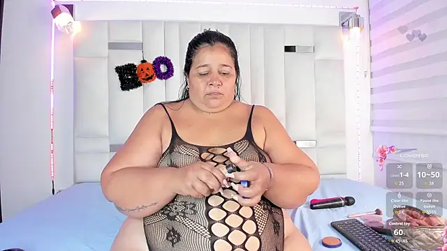 LunaaSweett online show from October 29, 2025, 8:41 pm