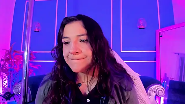 Snapshot of TaraTaylorr chatting on December 23, 2025, 2:44 am TaraTaylorr online show from December 23, 2025, 2:44 am