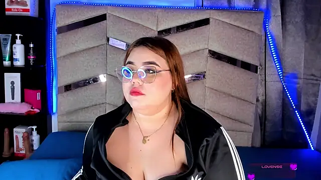 MadissonLee   online show from May 16, 2026, 10:09 pm